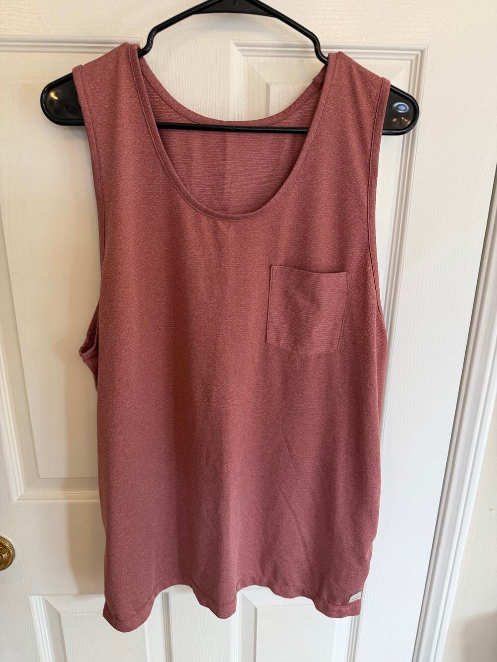 Vuori men’s Tradewinds Performance Tank Size L in heather rust